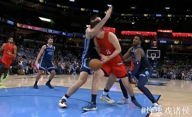 拓记:开拓者连常规中锋都没有,瀚森脸部挫伤因被伊迪撞击 拓记:开拓者连常规中锋都没有,瀚森脸部挫伤因被伊迪撞击