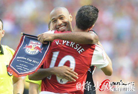 首尾大战 “枪手”赢球靠“乌龙” 首尾大战 “枪手”赢球靠“乌龙”